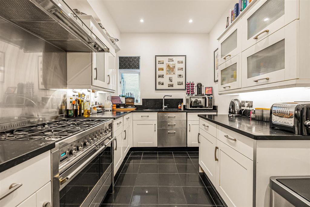 Property photo 3 of 21 14_74755.Jpg