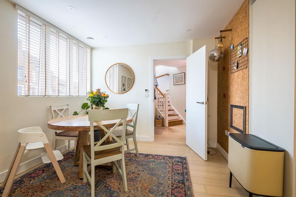 Property photo 1 of 25 1 Tanswell Court-9.Jpg