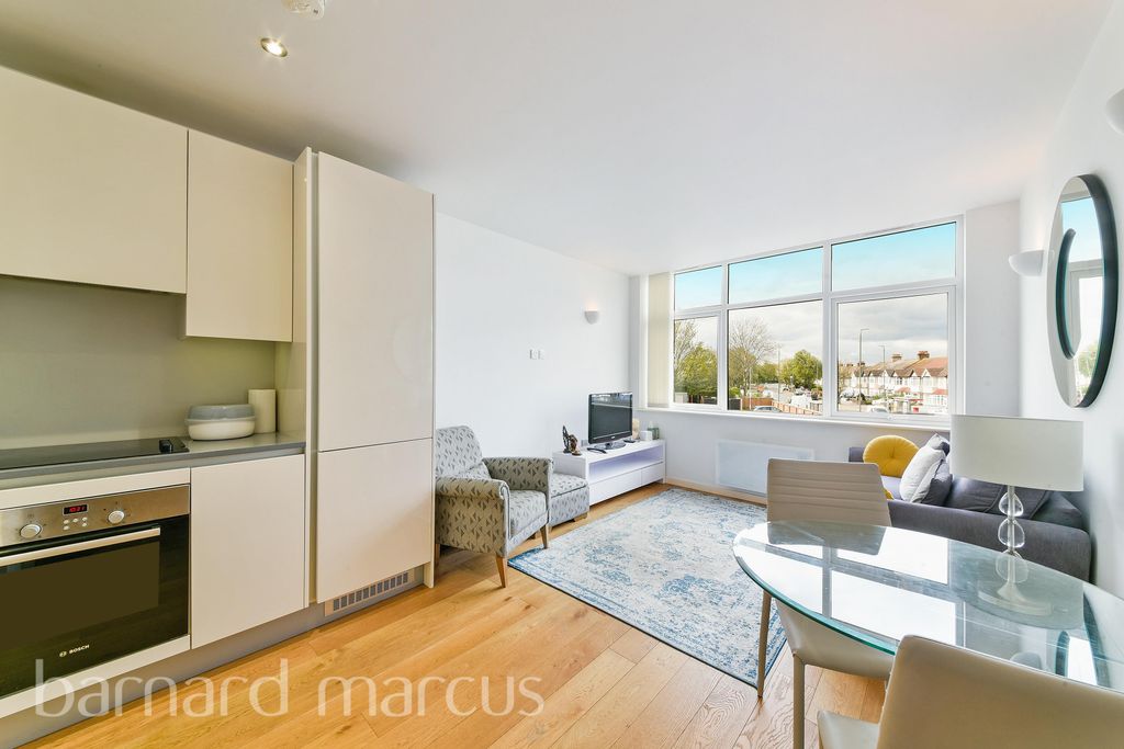 Property photo 1 of 7 Living Room