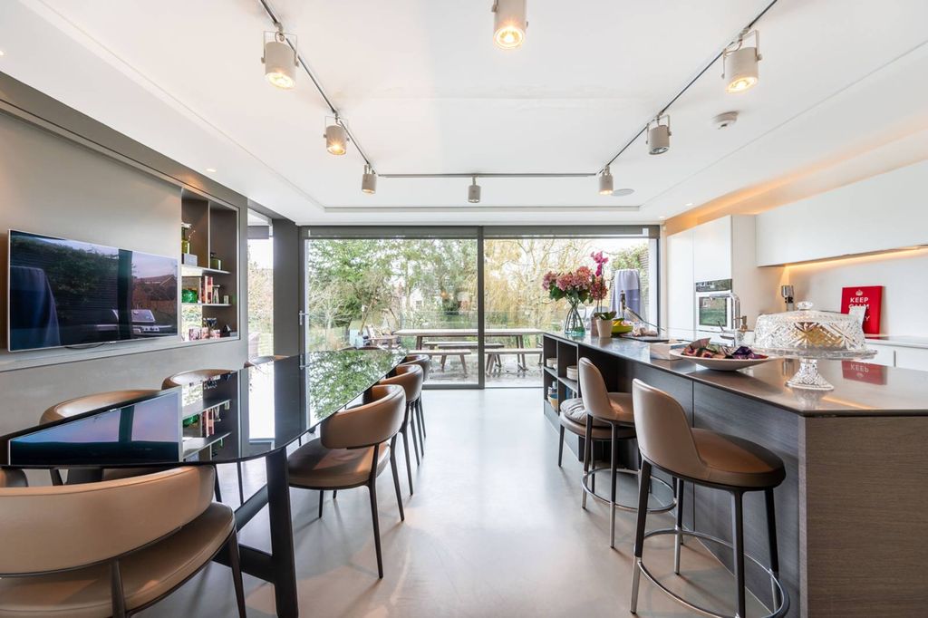 Property photo 1 of 32