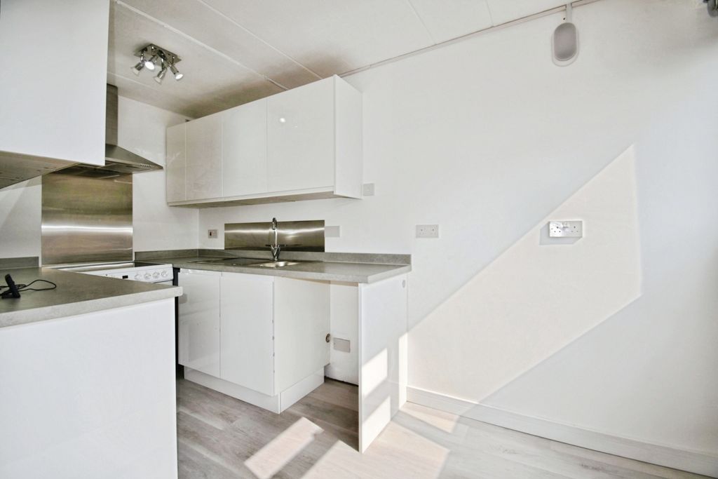 Property photo 3 of 7 E7ba8040-20072Bdd...