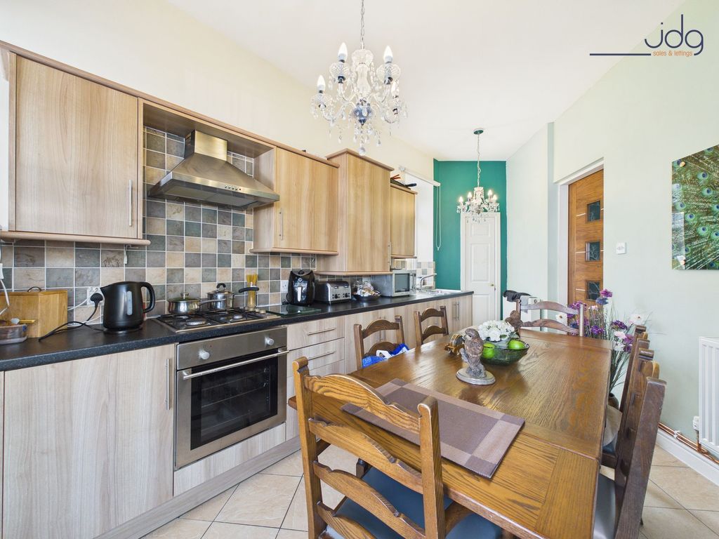 Property photo 3 of 11 Kitchen