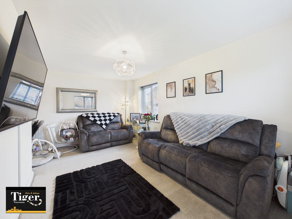 Property photo 3 of 27 Cam03440G0-Pr0561-Still028