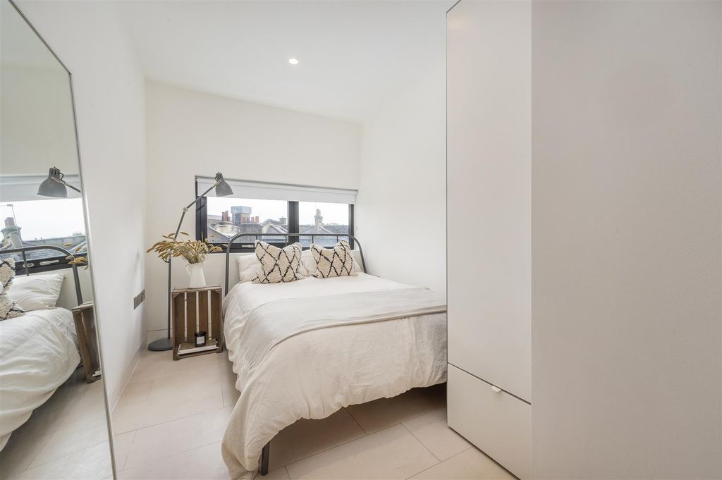 Property photo 1 of 10 9