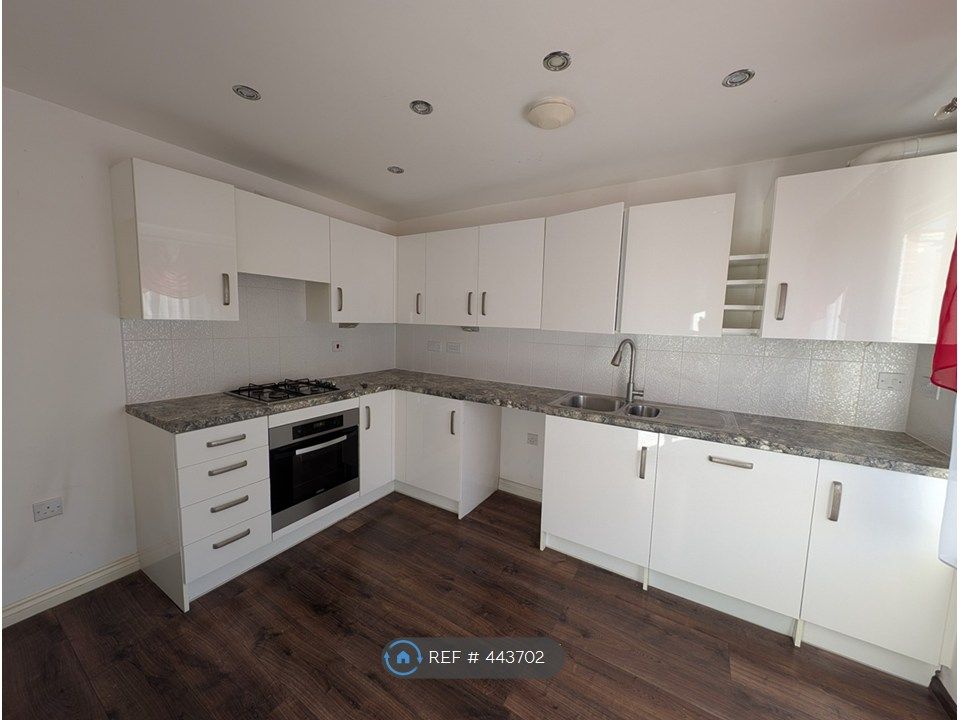 Property photo 3 of 17 Kitchen 01