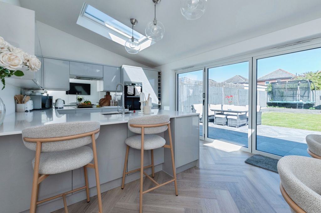 Property photo 3 of 20 Pbox-Img.Jpg