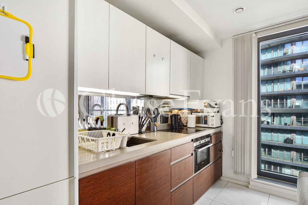 Property photo 3 of 11 Kitchen