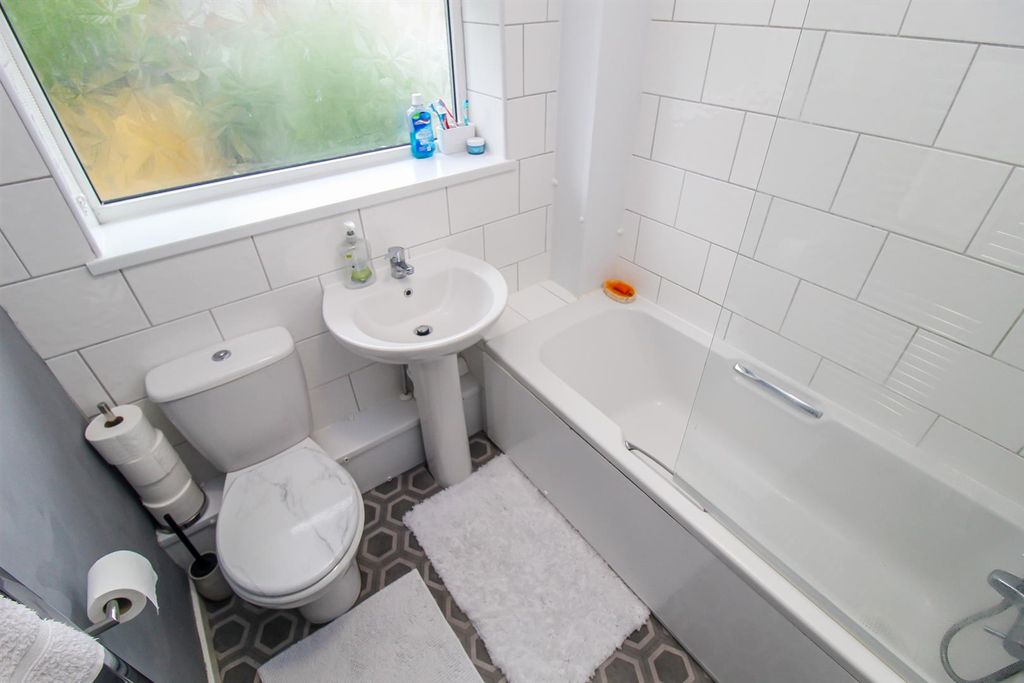 Property photo 3 of 11 Bathroom