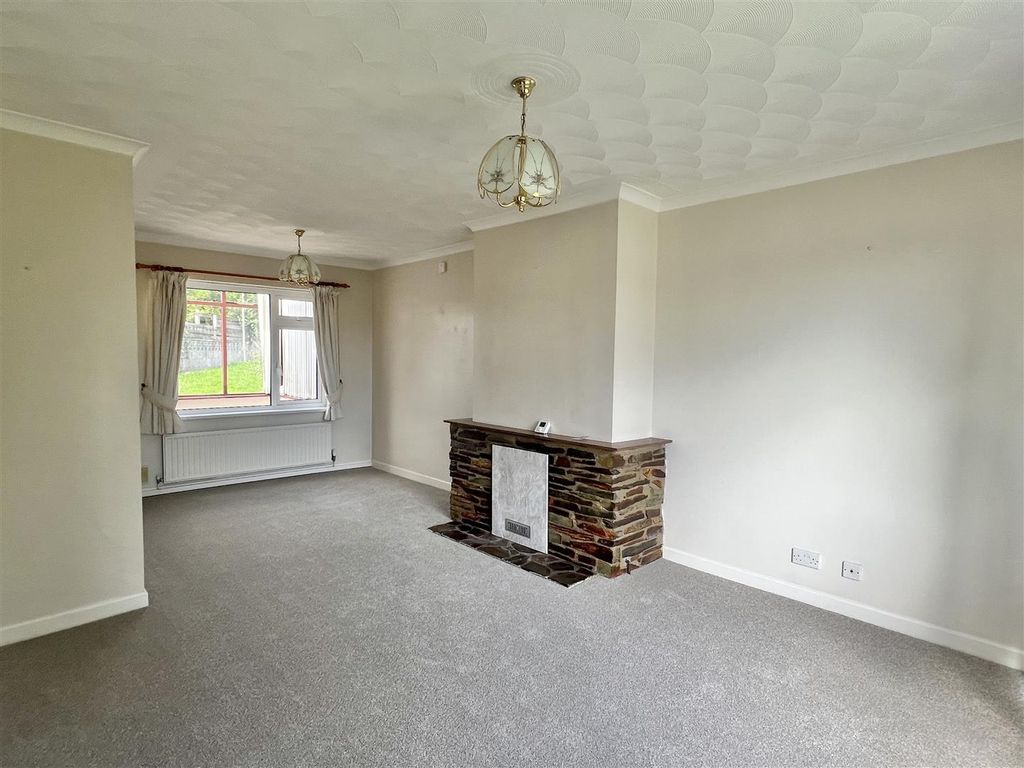 Property photo 3 of 27 Lounge: