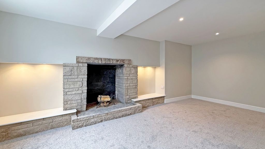 Property photo 2 of 24 Lounge