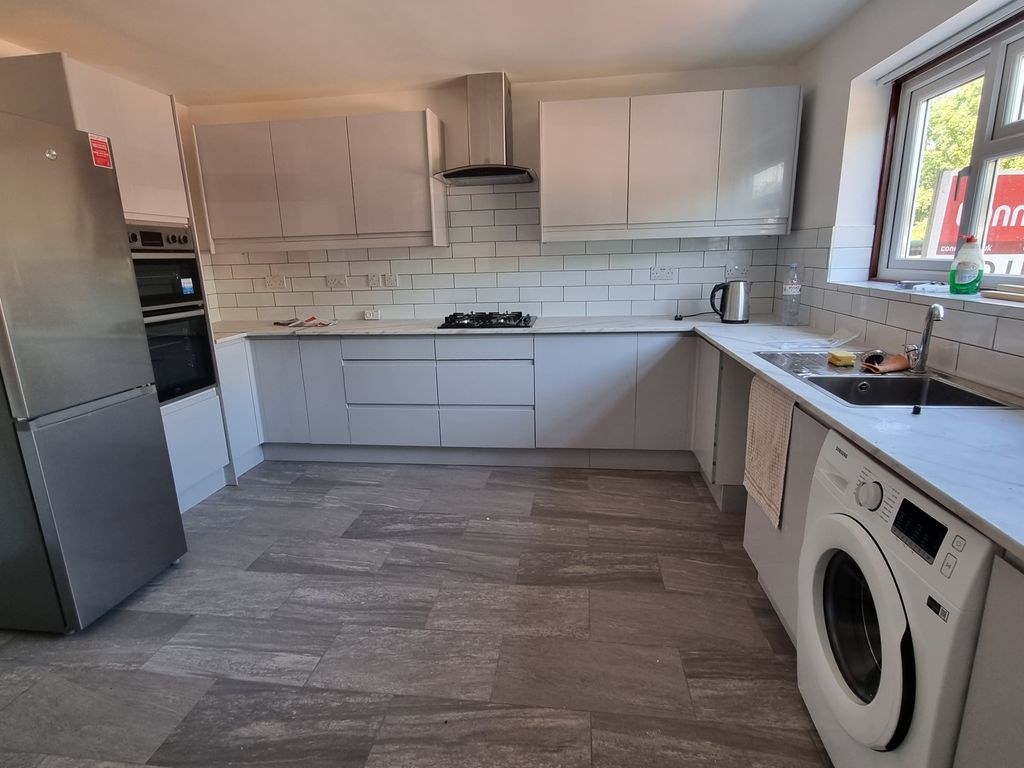 Property photo 3 of 8 Kitchen