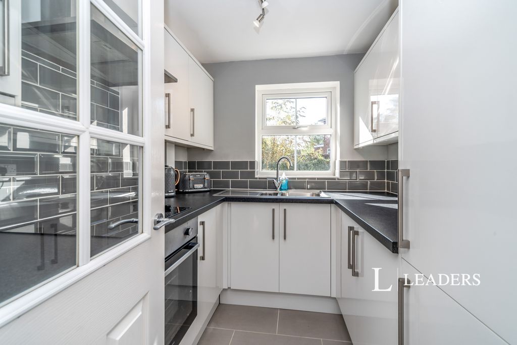 Property photo 1 of 9 33 Linclare Place (6