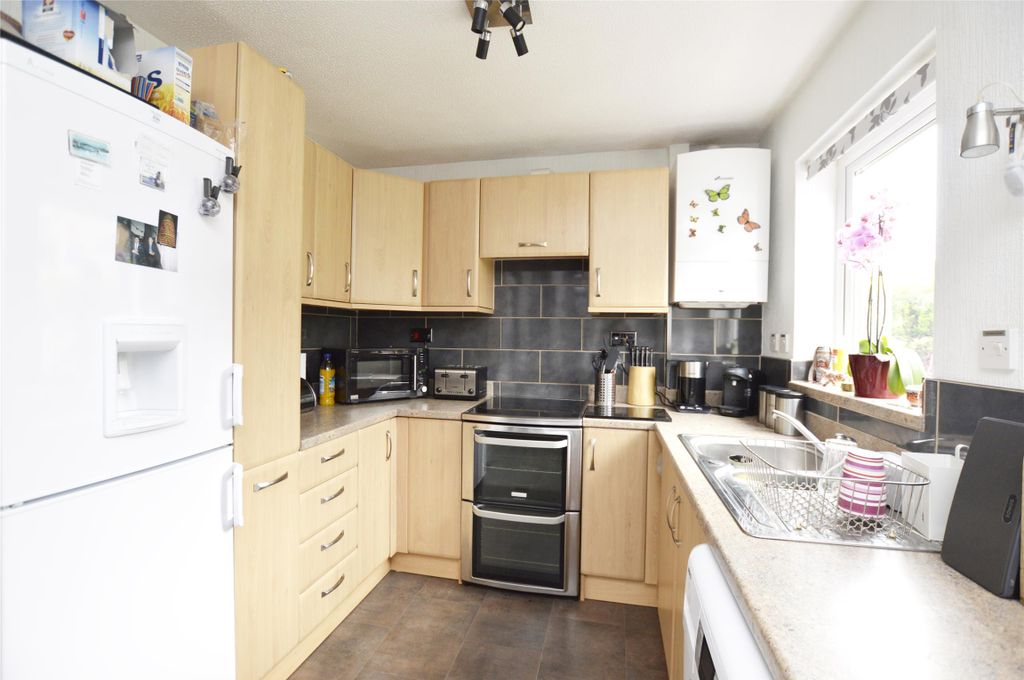 Property photo 2 of 11 Kitchen