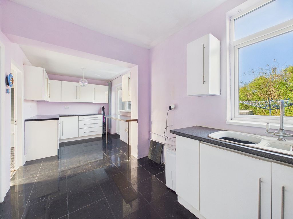 Property photo 3 of 12 Kitchen