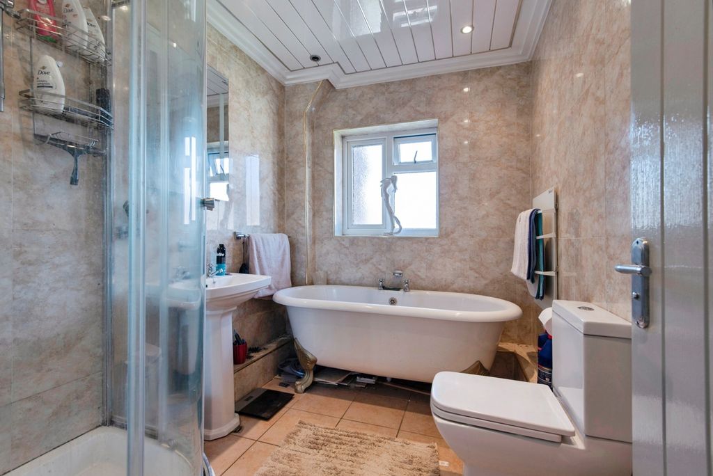 Property photo 3 of 17 Bathroom