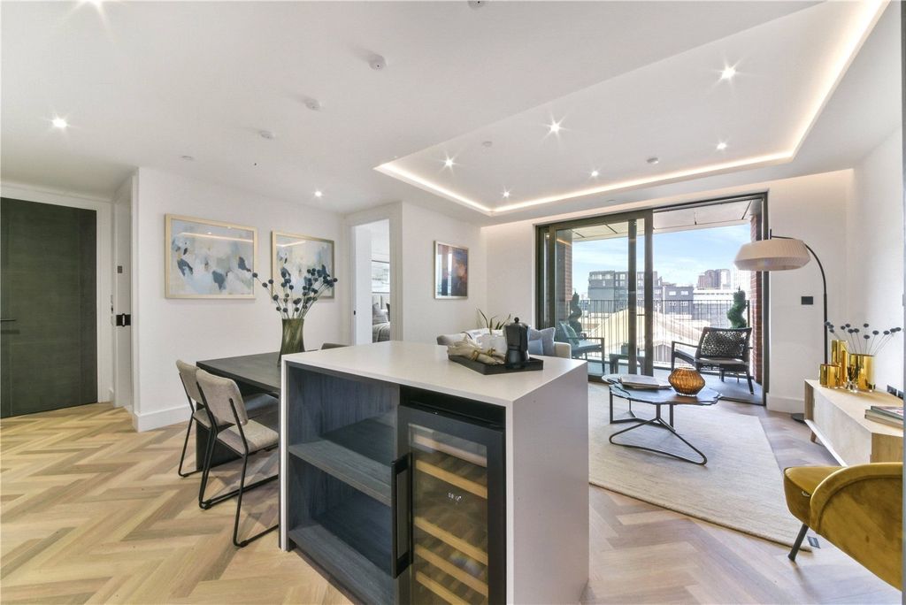 Property photo 1 of 9 32 Walton Clark Hous