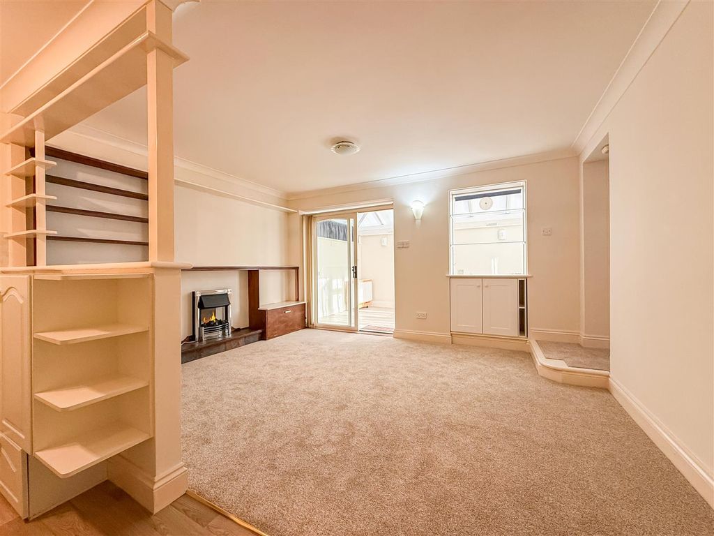 Property photo 3 of 10 Lounge