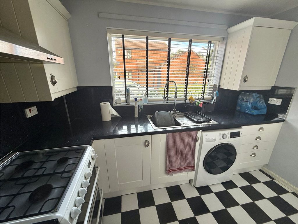 Property photo 3 of 8 Kitchen