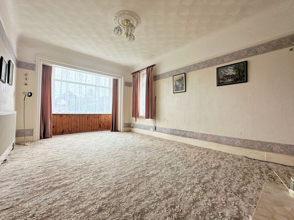 Property photo 2 of 17 Lounge