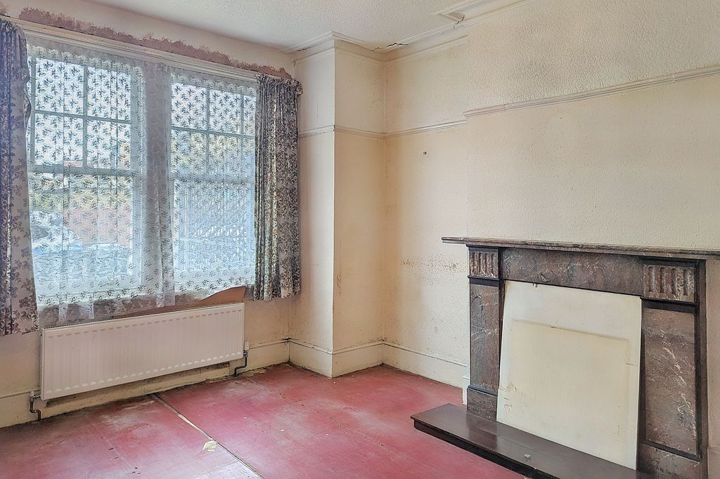 Property photo 2 of 15 Ground Floor Flat, 257 South Park Road, Wimbledon, London Sw19 8Ry