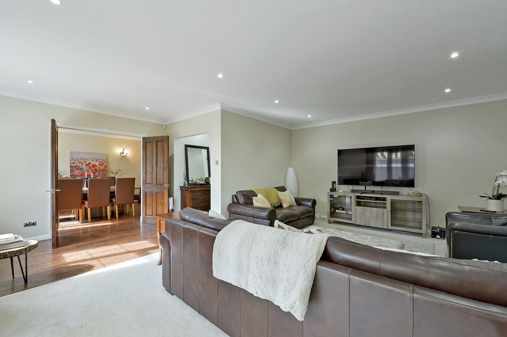 Property photo 3 of 12 Lounge 2