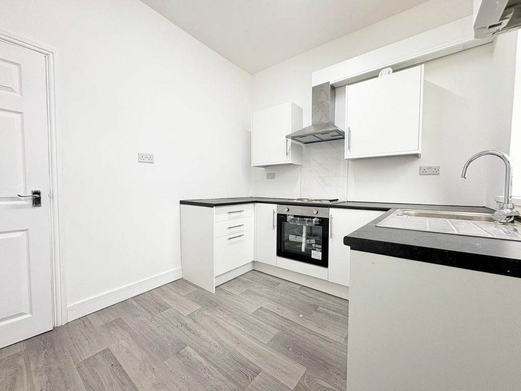 Property photo 3 of 10 Kitchen