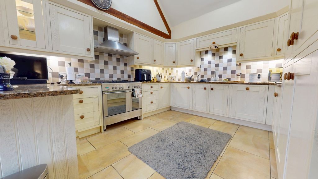 Property photo 2 of 38 4356551