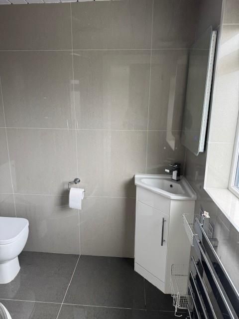 Property photo 2 of 5 Studiowarhambatrhoom.Jpg