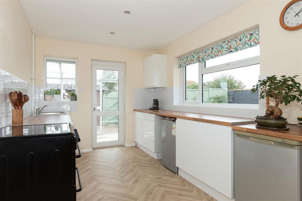 Property photo 2 of 17 Benedict Close_10.Jpg