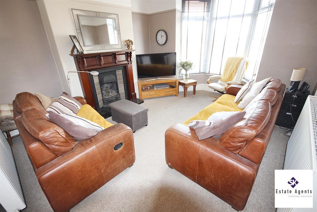 Property photo 2 of 17 Lounge