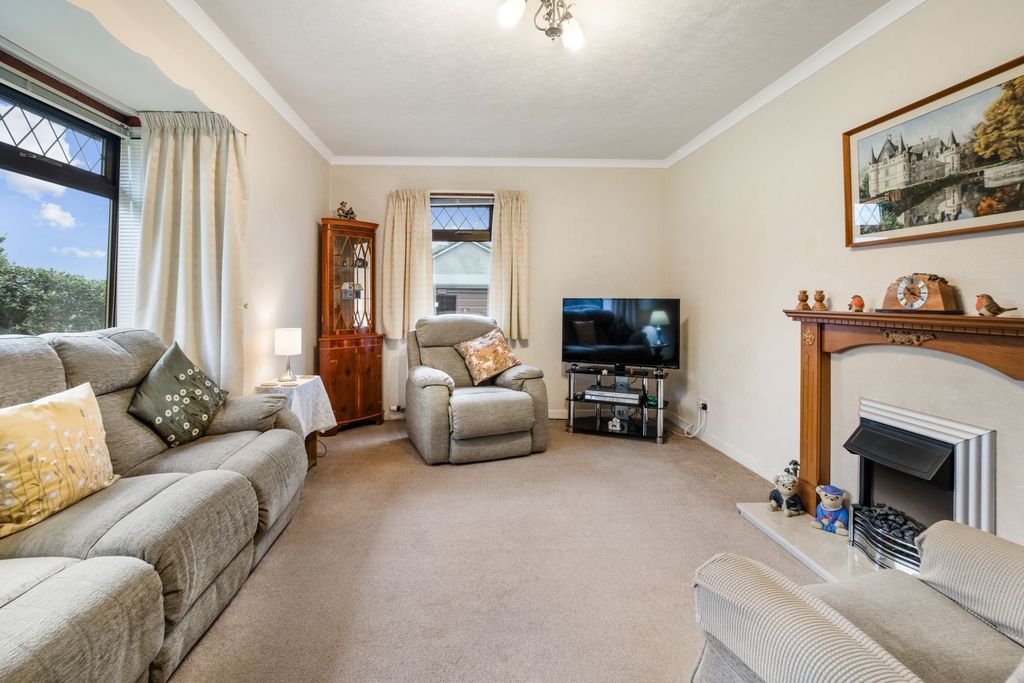 Property photo 2 of 18 Lounge