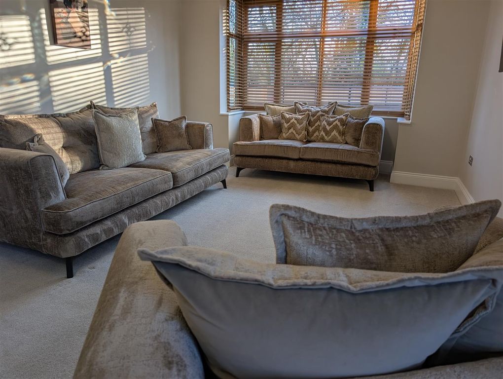 Property photo 3 of 12 Lounge/Diner