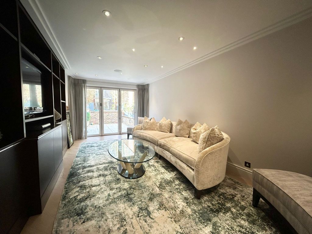Property photo 1 of 10 3 Bedroom House To Rent, Sw6