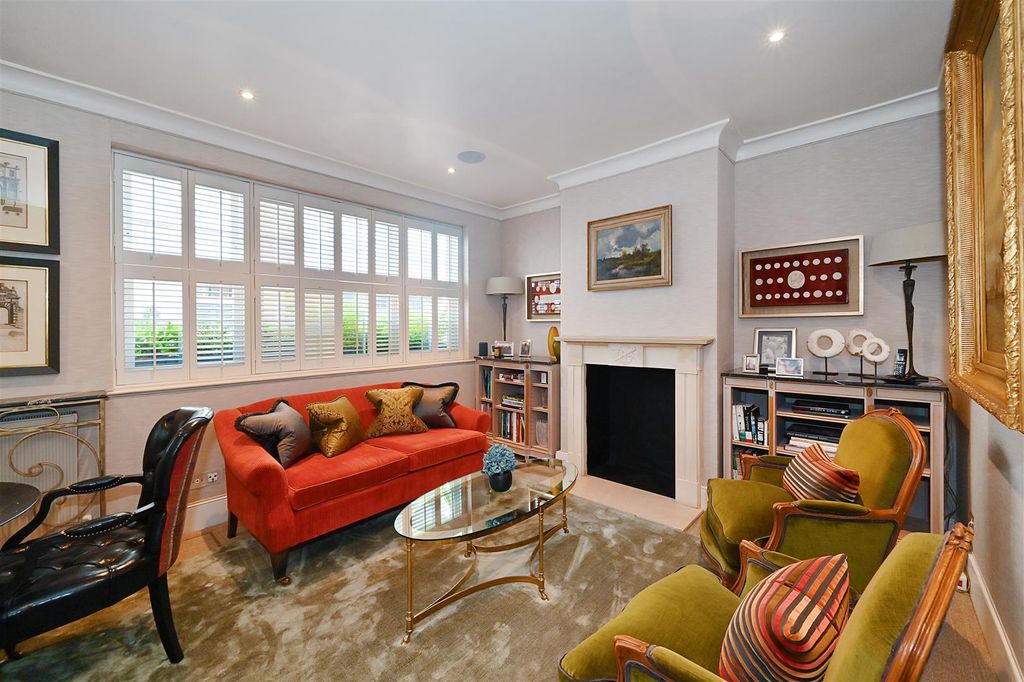 Property photo 3 of 18 12A-Lyall-Mews (1).Jpg