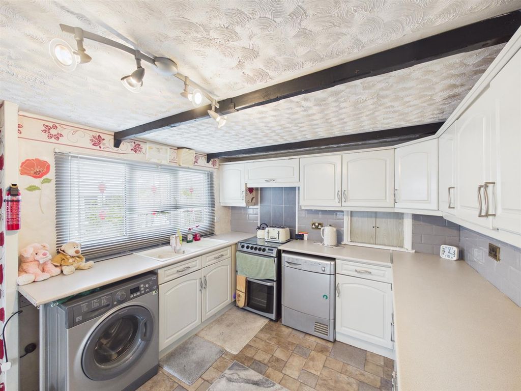 Property photo 3 of 9 Kitchen