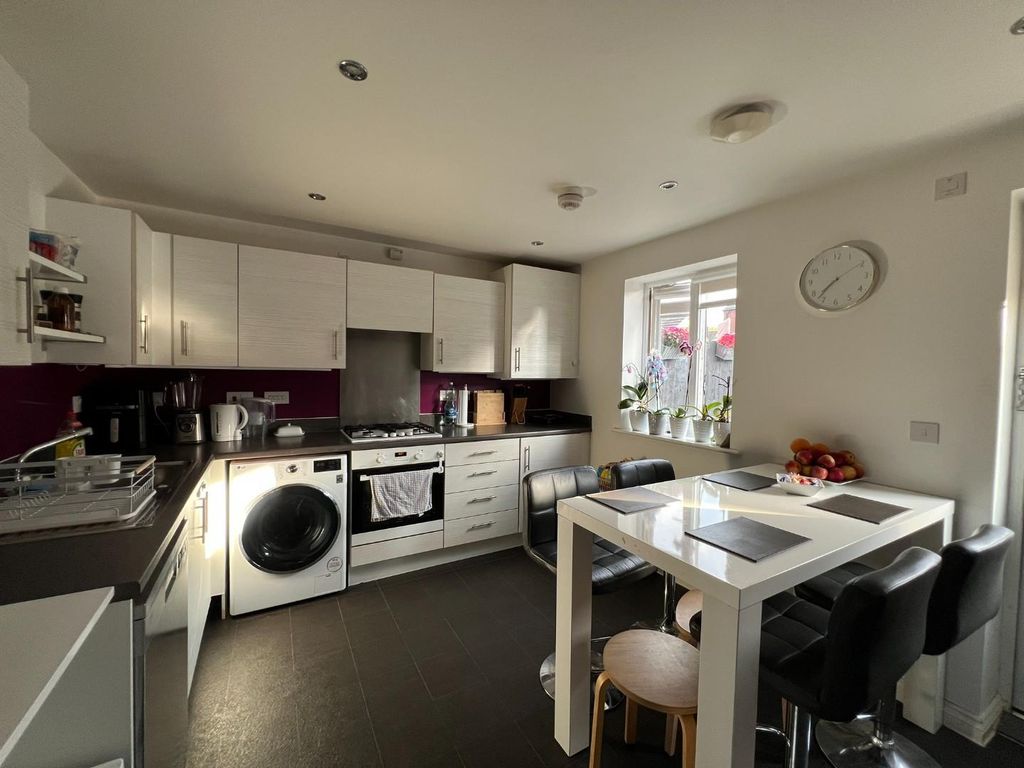 Property photo 3 of 13 Kitchen