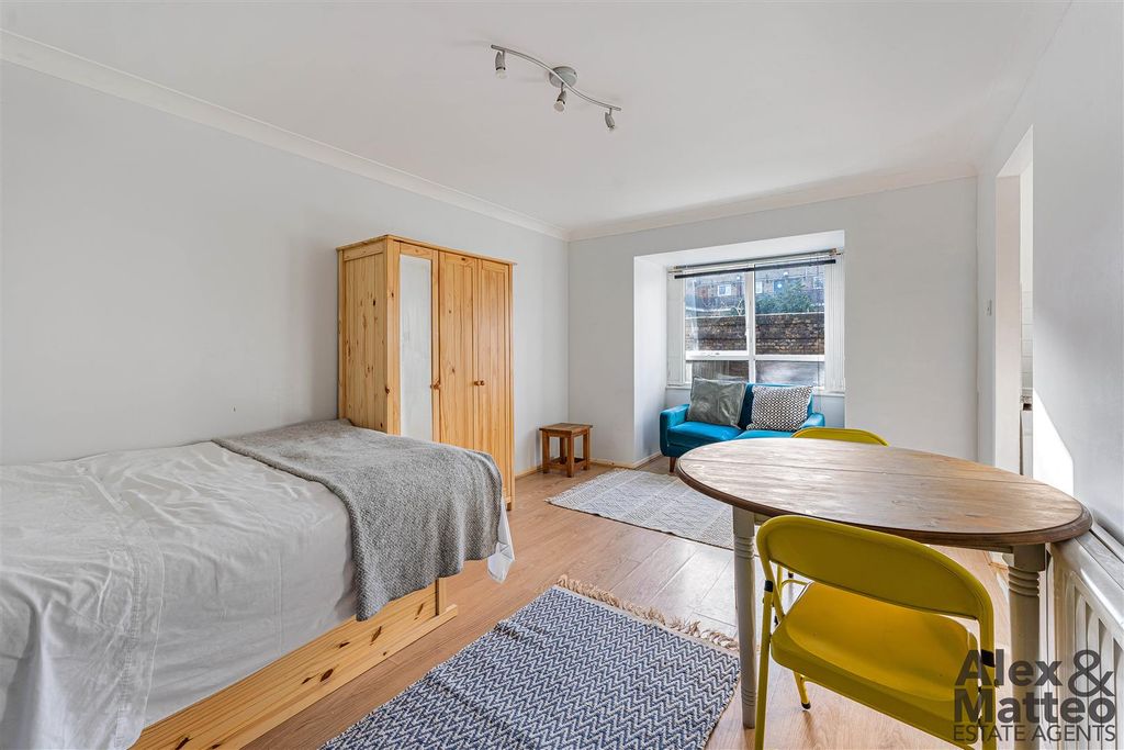 Property photo 3 of 12 Oxley Close