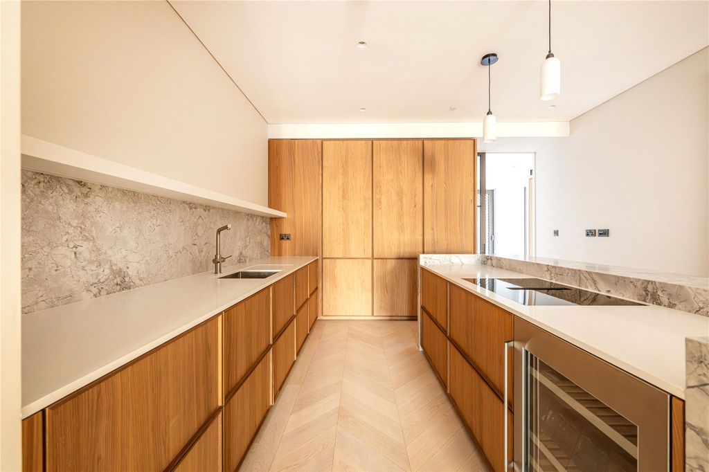 Property photo 3 of 12 Kitchen 2