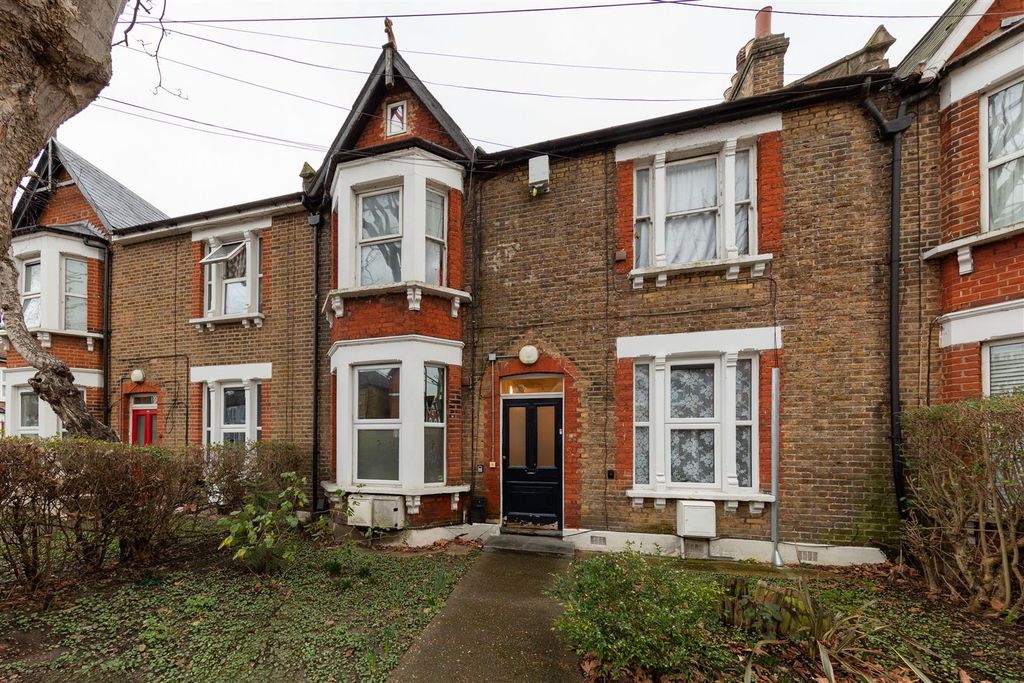 Property photo 1 of 16 Carisbrooke Road, E17