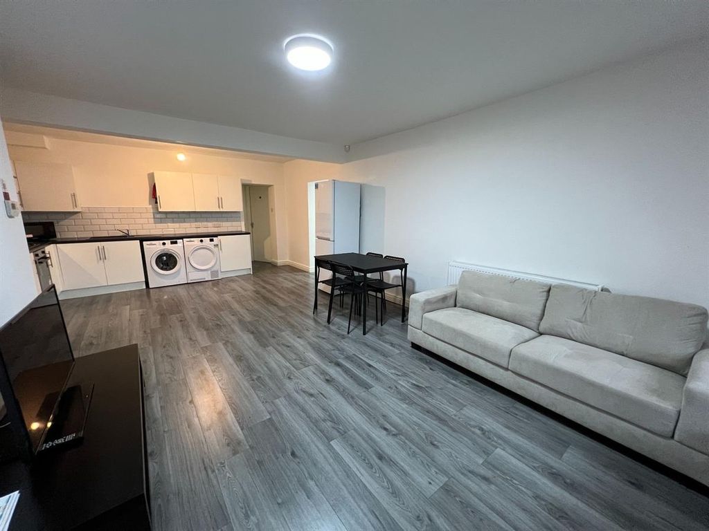 Property photo 3 of 12 A Spacious, Modern Living Room Featuring A Comfort...