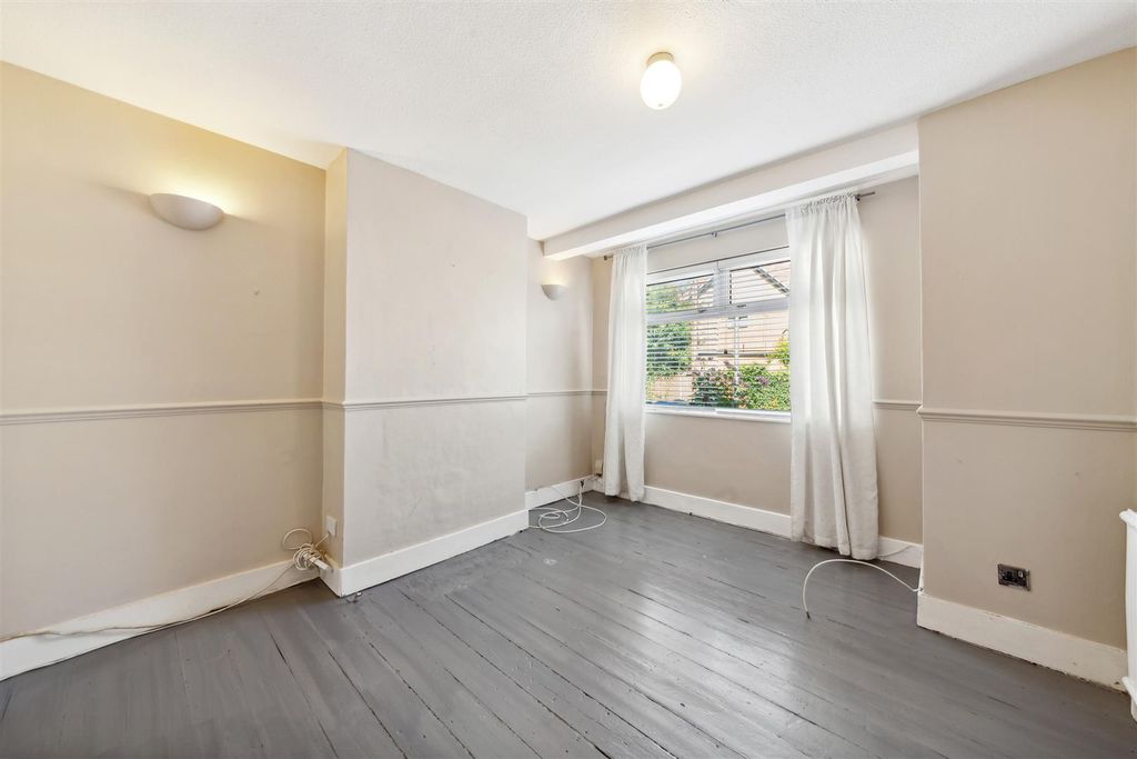 Property photo 2 of 10 Kimble Road, Sw19 (10)