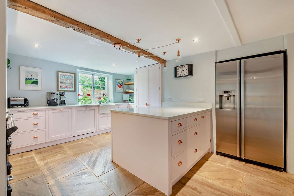 Property photo 3 of 11 Kitchen
