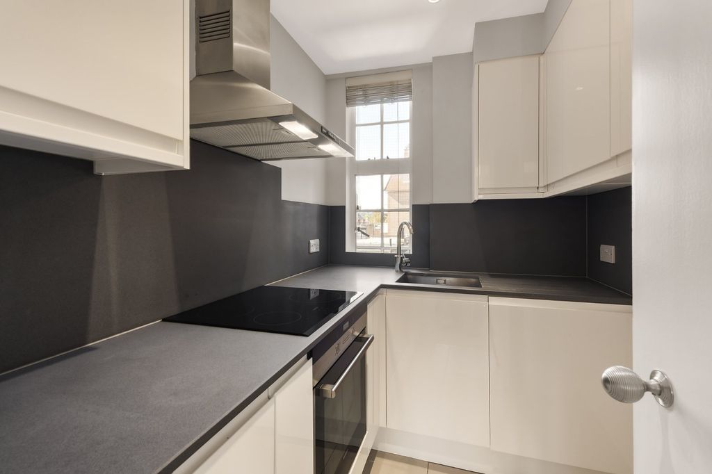 Property photo 3 of 11 Kitchen