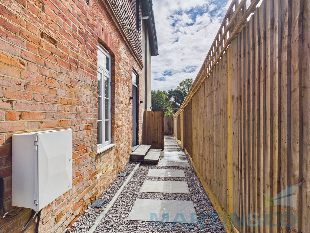 Property photo 3 of 18 Cam01059G0-Pr0307-Still005