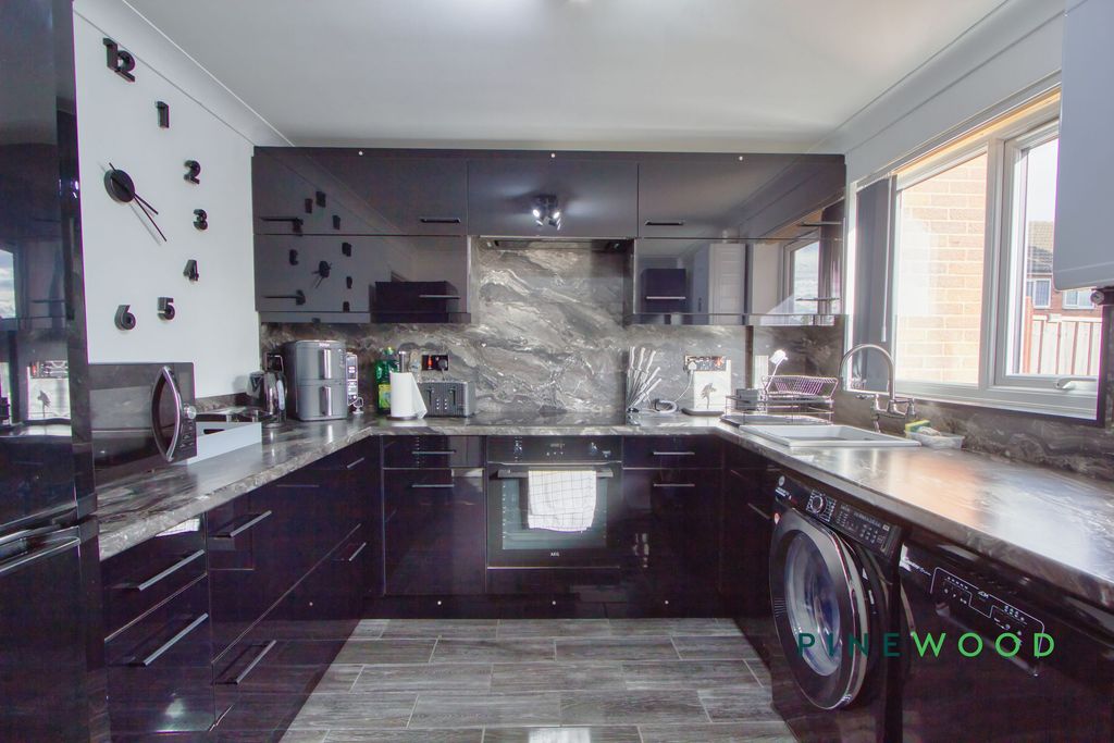 Property photo 3 of 15 Kitchen / Breakfast Room
