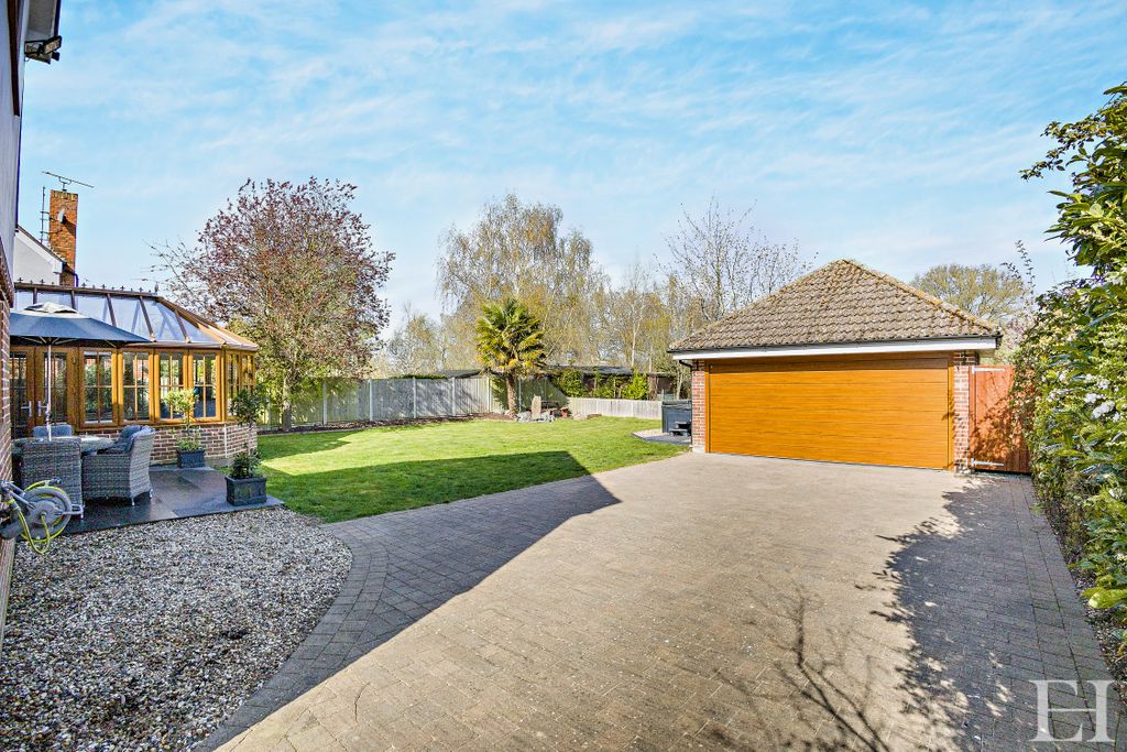 Property photo 2 of 39 8643451-Exteriorwm07-800