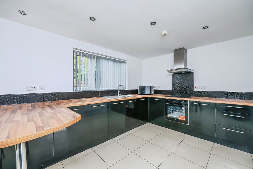 Property photo 2 of 17 Fitted Kitchen