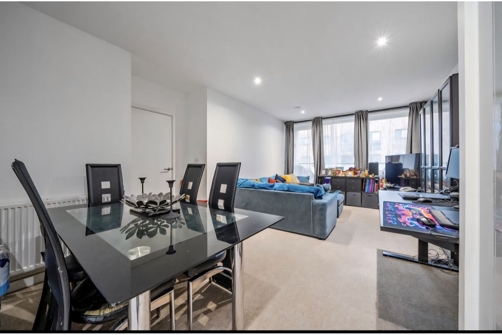 Property photo 1 of 14 Living / Dining Room