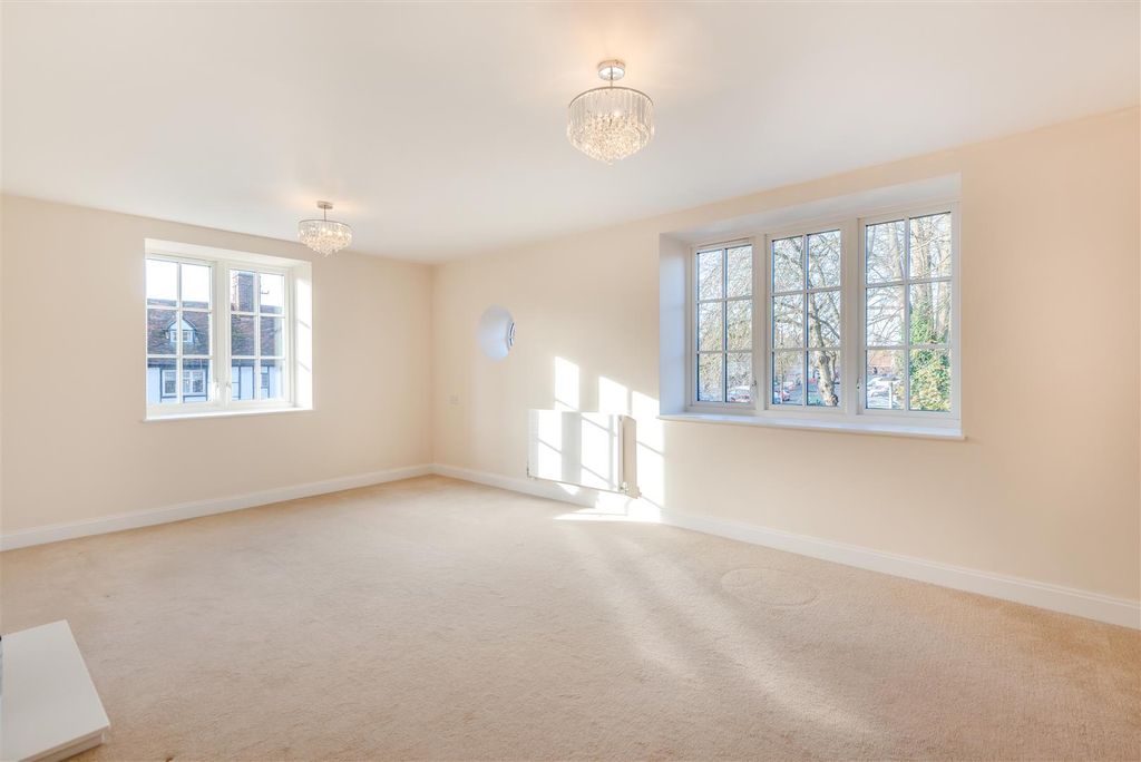 Property photo 2 of 18 8630007-Interior01.Jpg