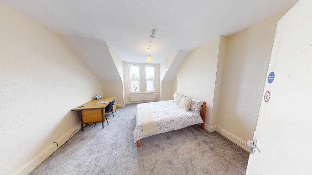 Property photo 3 of 15 A Bright And Neat Double Bedroom Featuring A Comfo...